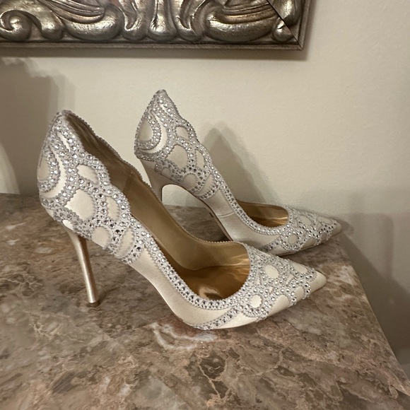 Badgley Mischka satin ivory heels - Picture 2 of 7